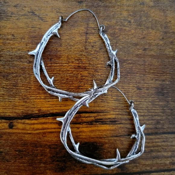 Thorn Earing Hangers - Picture 1 of 1